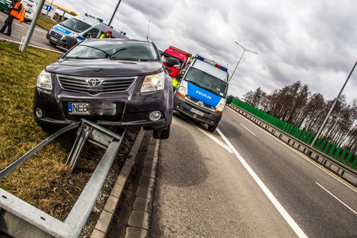 Wpadł w barierki i uciekł z miejsca zdarzenia. Policjanci prowadzą poszukiwania