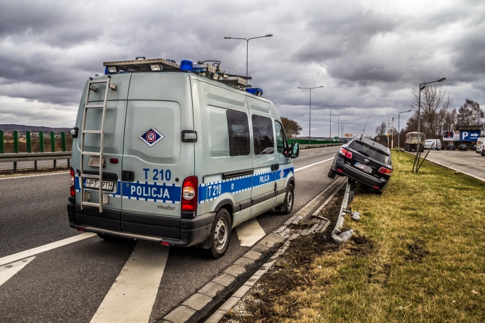 Wpadł w barierki i uciekł z miejsca zdarzenia. Policjanci prowadzą poszukiwania