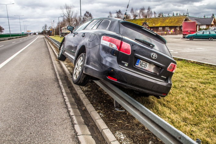 Wpadł w barierki i uciekł z miejsca zdarzenia. Policjanci prowadzą poszukiwania