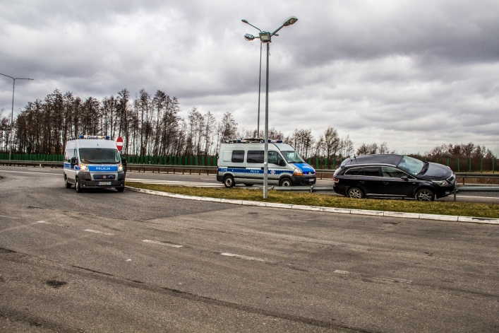 Wpadł w barierki i uciekł z miejsca zdarzenia. Policjanci prowadzą poszukiwania