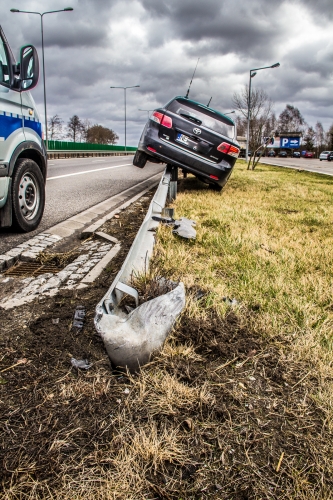 Wpadł w barierki i uciekł z miejsca zdarzenia. Policjanci prowadzą poszukiwania