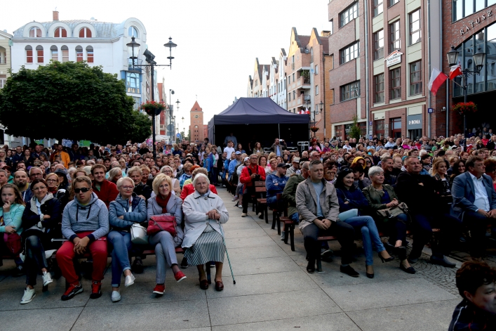Wspaniały koncert na Starym Rynku. Kasia Moś z Elbląską Orkiestrą Kameralną zachwyciła elblążan