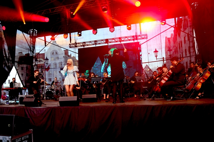 Wspaniały koncert na Starym Rynku. Kasia Moś z Elbląską Orkiestrą Kameralną zachwyciła elblążan