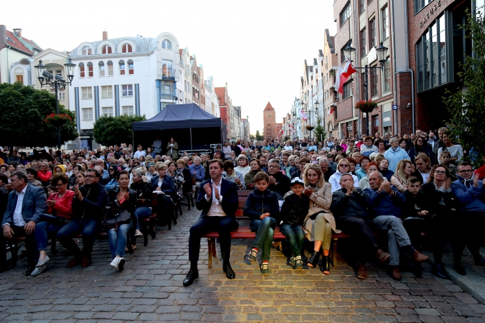 Wspaniały koncert na Starym Rynku. Kasia Moś z Elbląską Orkiestrą Kameralną zachwyciła elblążan
