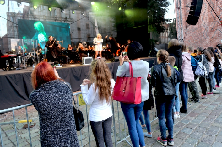 Wspaniały koncert na Starym Rynku. Kasia Moś z Elbląską Orkiestrą Kameralną zachwyciła elblążan