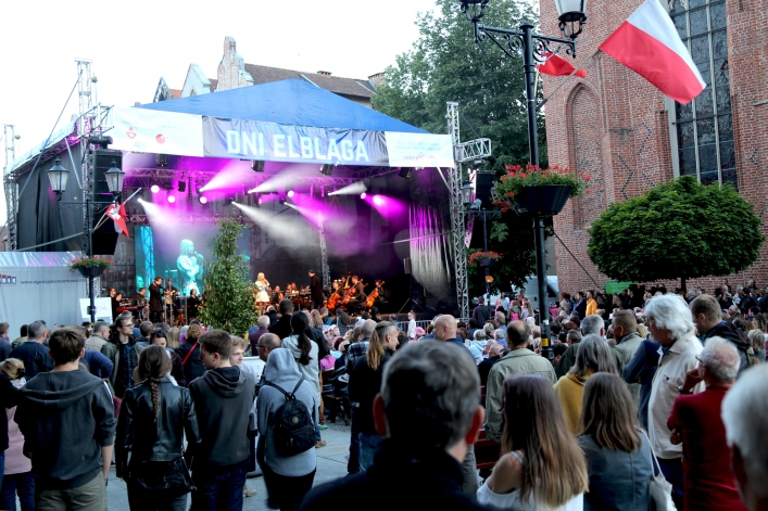 Wspaniały koncert na Starym Rynku. Kasia Moś z Elbląską Orkiestrą Kameralną zachwyciła elblążan