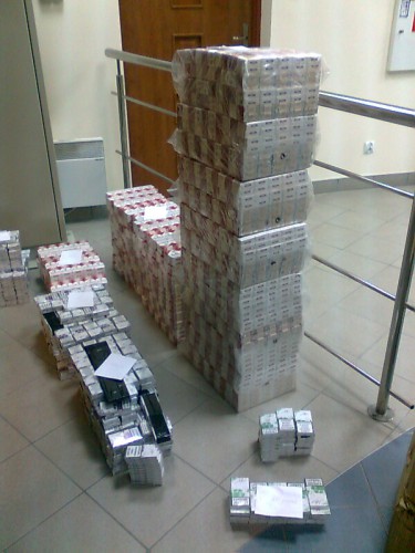 Wspólna akcja Policji i Służb Celnych. Skonfiskowano nielegalne papierosy, alkohol i benzynę