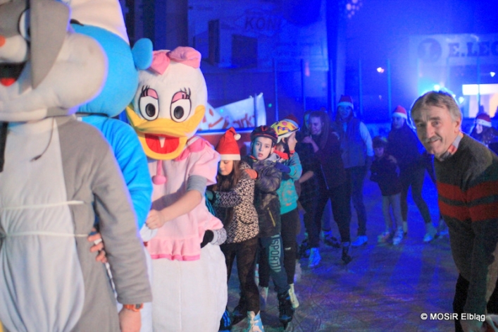 Wszyscy bawili z Mikołajem na lodzie