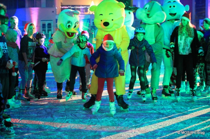 Wszyscy bawili z Mikołajem na lodzie