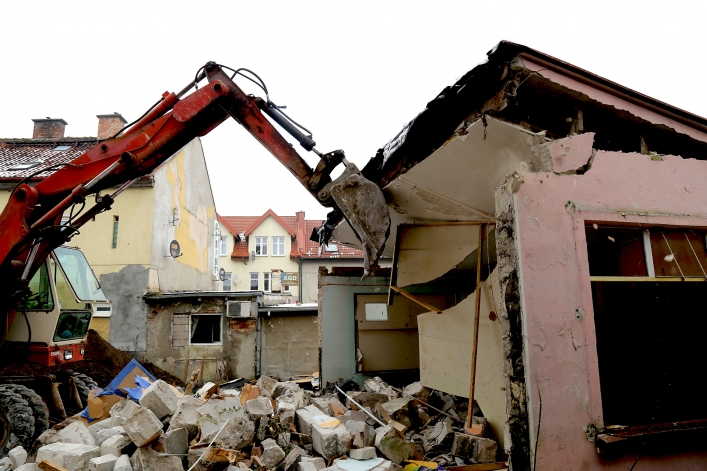 Wyburzanie pawilonów handlowych na skrzyżowaniu ul. Słonecznej i Kosynierów Gdyńskich
