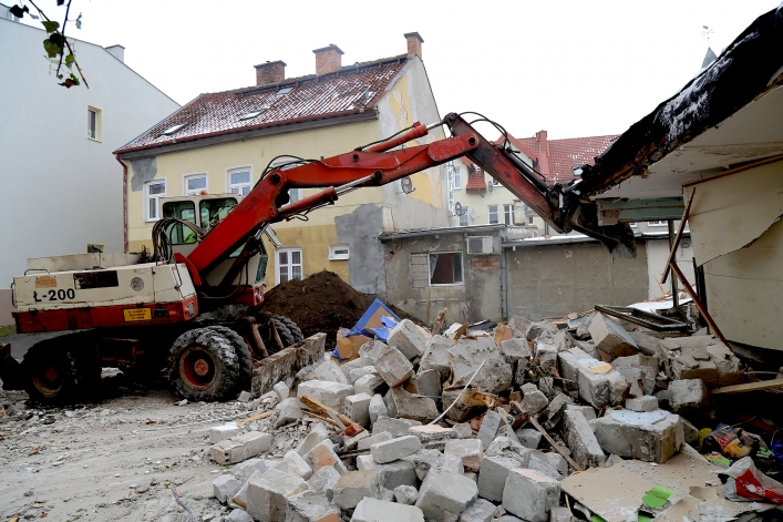 Wyburzanie pawilonów handlowych na skrzyżowaniu ul. Słonecznej i Kosynierów Gdyńskich