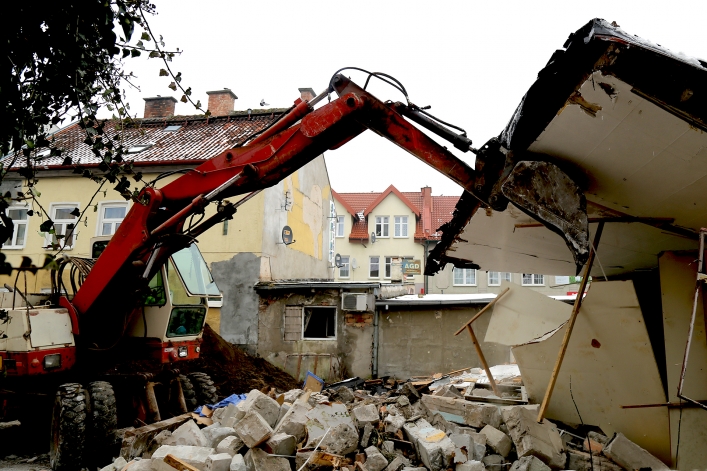 Wyburzanie pawilonów handlowych na skrzyżowaniu ul. Słonecznej i Kosynierów Gdyńskich