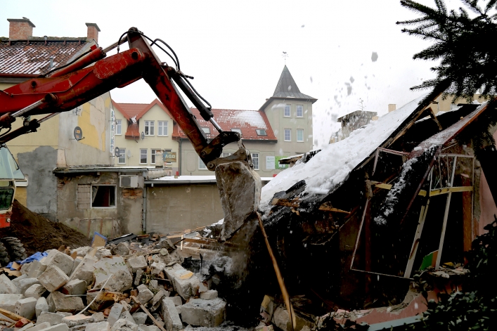 Wyburzanie pawilonów handlowych na skrzyżowaniu ul. Słonecznej i Kosynierów Gdyńskich