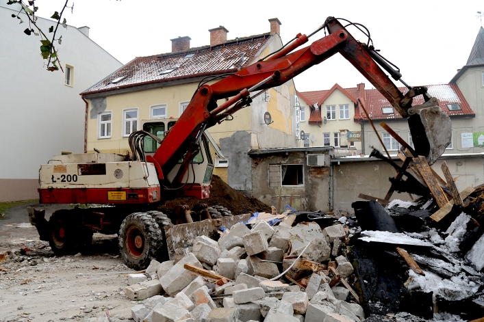 Wyburzanie pawilonów handlowych na skrzyżowaniu ul. Słonecznej i Kosynierów Gdyńskich