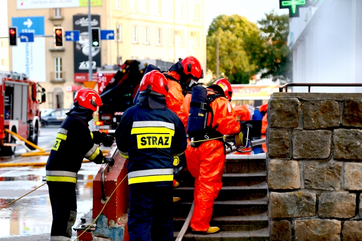 Wyciek niebezpiecznej substancji w pralni przy ul. Hetmańskiej. Dwie osoby w szpitalu