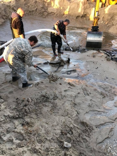 Wydobyli wrak Messerschmitta na plaży w Stegnie 