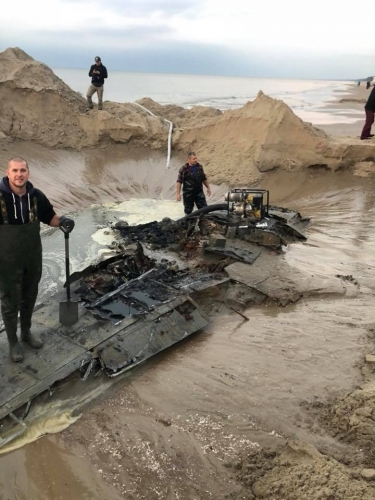 Wydobyli wrak Messerschmitta na plaży w Stegnie 