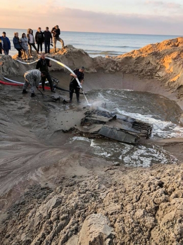 Wydobyli wrak Messerschmitta na plaży w Stegnie 