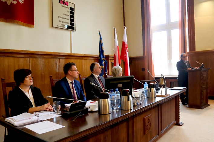 Wyjątkowa sesja Rady Miasta Elbląga z udziałem ministra. 