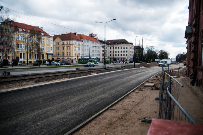 Wylano asfalt na ul. Pocztowej. Czy Eurovia skończy budowę w terminie?