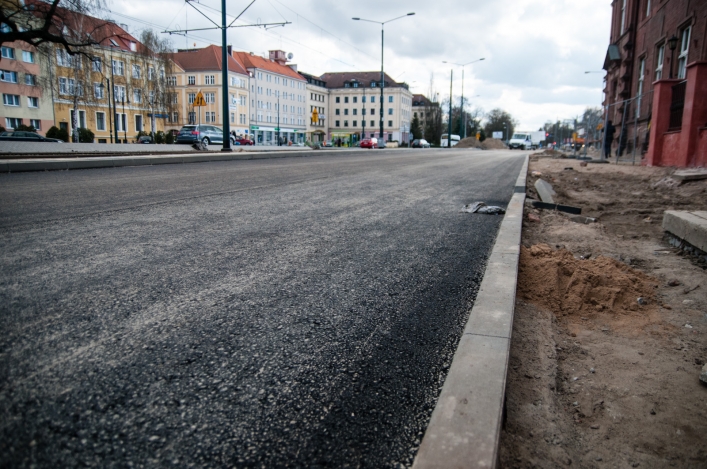 Wylano asfalt na ul. Pocztowej. Czy Eurovia skończy budowę w terminie?