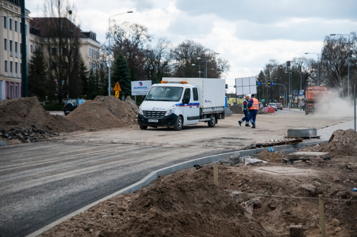Wylano asfalt na ul. Pocztowej. Czy Eurovia skończy budowę w terminie?