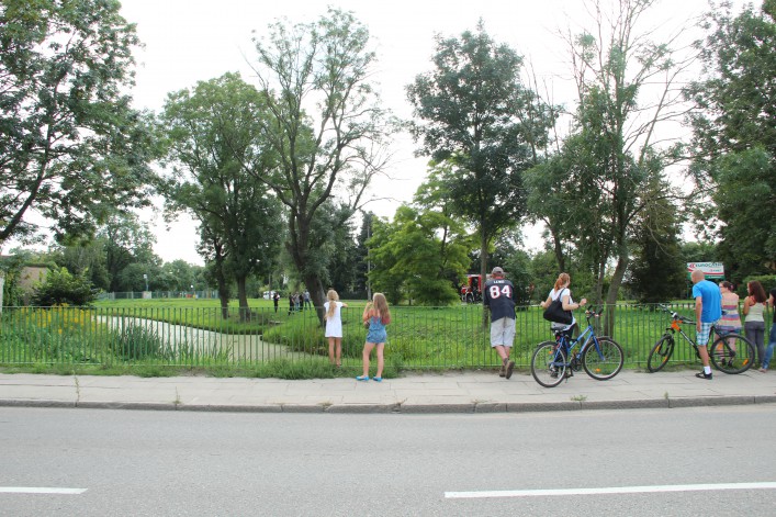 Wyłowiono ciało z sadzawki przy ul. Grochowskiej / Orlej. Policja ustala przyczyny utonięcia