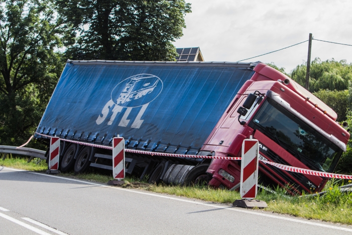 Wypadek dwóch ciężarówek w Szopach. Matka i  dziecko w szpitalu