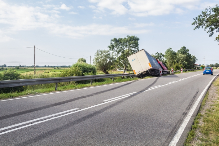 Wypadek dwóch ciężarówek w Szopach. Matka i  dziecko w szpitalu
