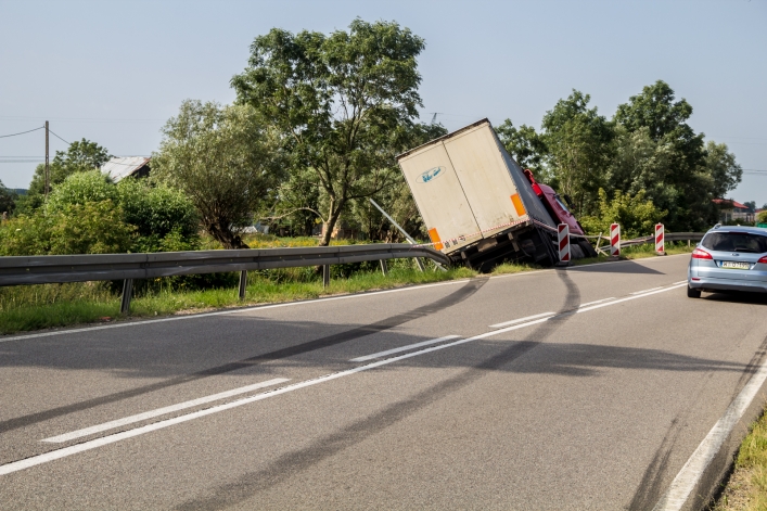 Wypadek dwóch ciężarówek w Szopach. Matka i  dziecko w szpitalu