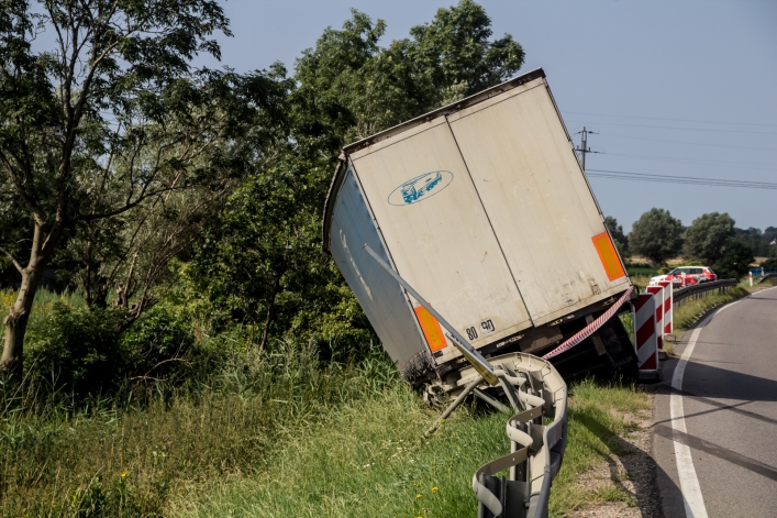 Wypadek dwóch ciężarówek w Szopach. Matka i  dziecko w szpitalu
