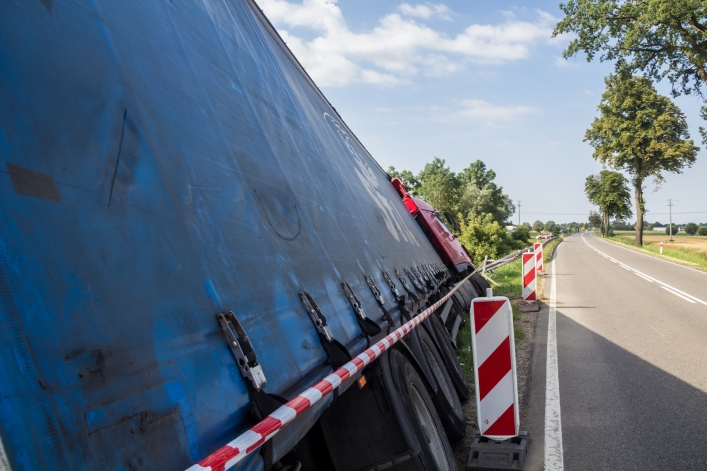 Wypadek dwóch ciężarówek w Szopach. Matka i  dziecko w szpitalu
