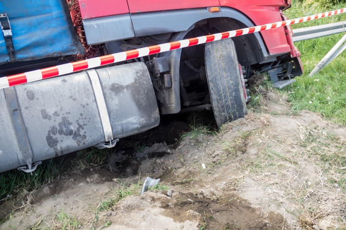 Wypadek dwóch ciężarówek w Szopach. Matka i  dziecko w szpitalu