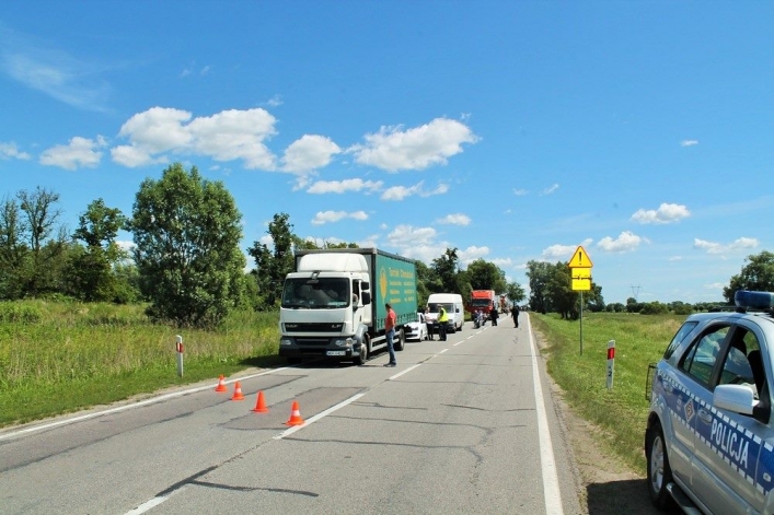 Wypadek na drodze krajowej 22. Dwa samochody zderzyły się czołowo
