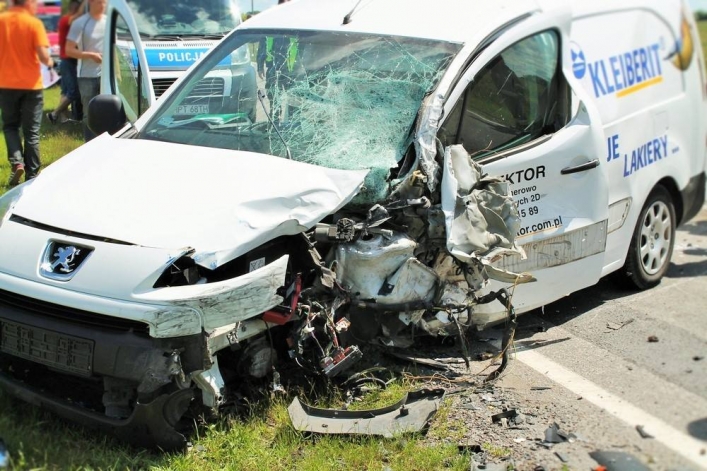 Wypadek na drodze krajowej 22. Dwa samochody zderzyły się czołowo