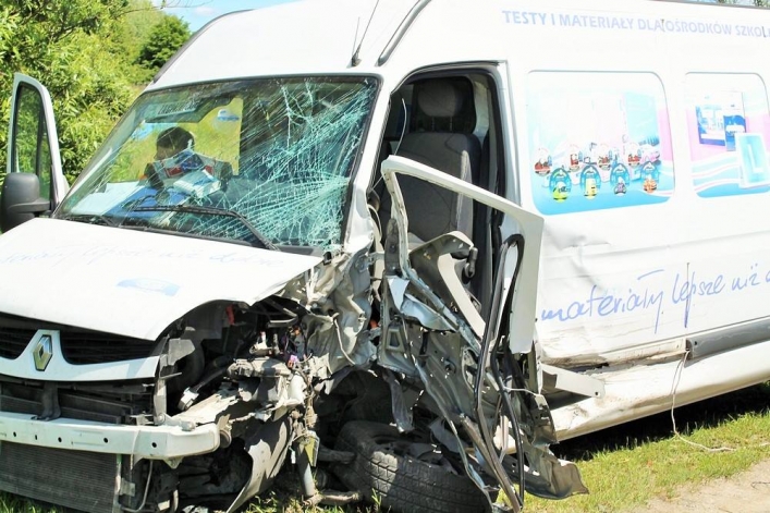 Wypadek na drodze krajowej 22. Dwa samochody zderzyły się czołowo