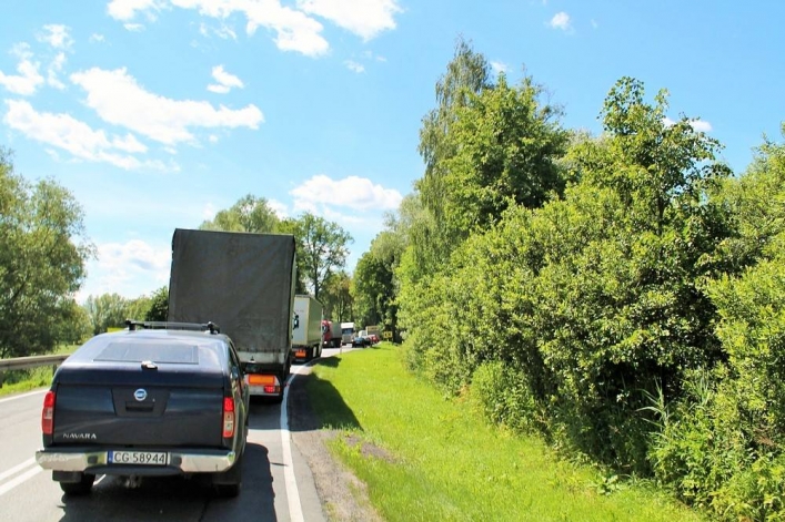 Wypadek na drodze krajowej 22. Dwa samochody zderzyły się czołowo