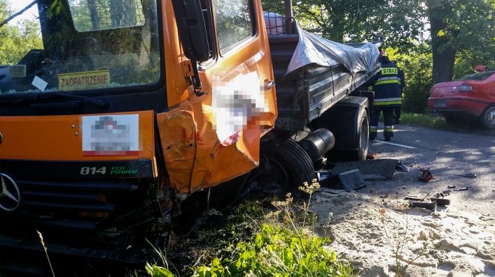 Wypadek na drodze krajowej 504. Kierowca w ciężkim stanie