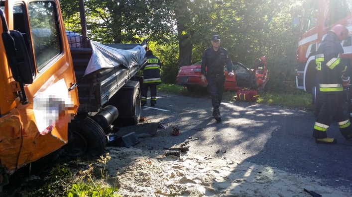 Wypadek na drodze krajowej 504. Kierowca w ciężkim stanie
