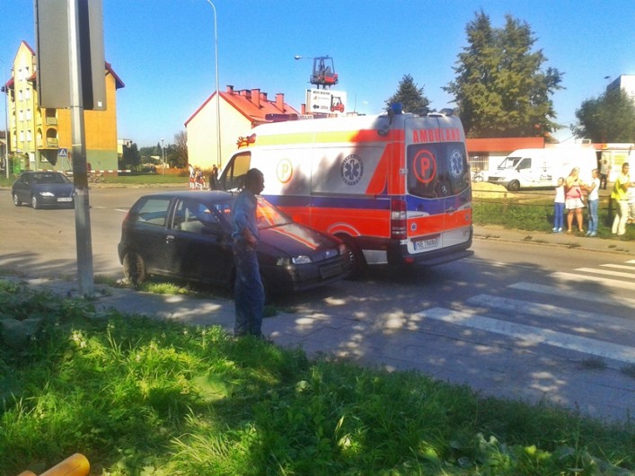 Wypadek na Grochowskiej. Zderzenie dwóch samochodów