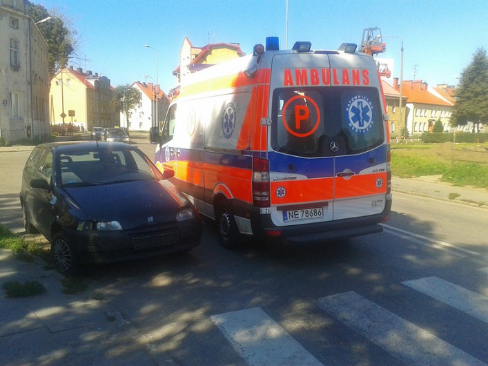 Wypadek na Grochowskiej. Zderzenie dwóch samochodów