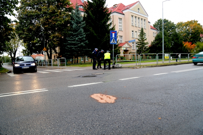 Wypadek na ul. Mickiewicza. Mężczyzna w stanie ciężkim w szpita;u