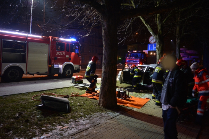 Wypadek przy Placu Słowiańskim. Młody kierowca w szpitalu (+ zdjęcia)
