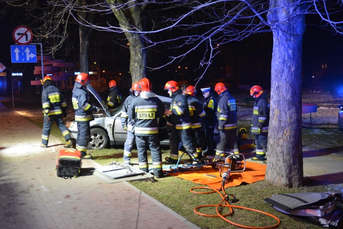 Wypadek przy Placu Słowiańskim. Młody kierowca w szpitalu (+ zdjęcia)