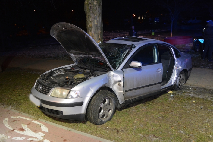 Wypadek przy Placu Słowiańskim. Młody kierowca w szpitalu (+ zdjęcia)