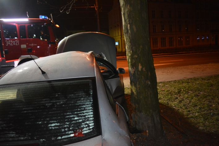 Wypadek przy Placu Słowiańskim. Młody kierowca w szpitalu (+ zdjęcia)