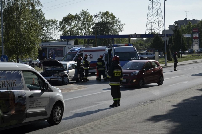 Wypadek przy szpitalu. Poszkodowana ciężarna kobieta