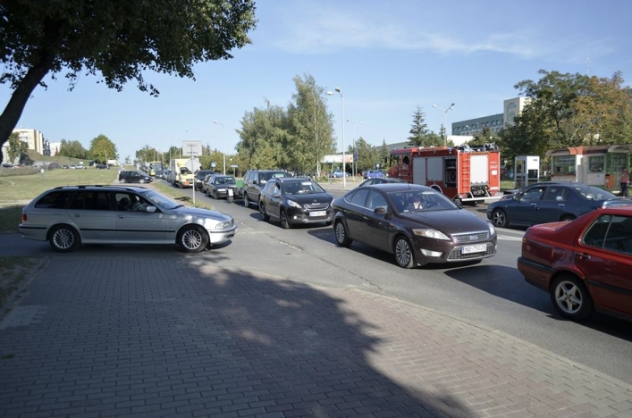 Wypadek przy szpitalu. Poszkodowana ciężarna kobieta