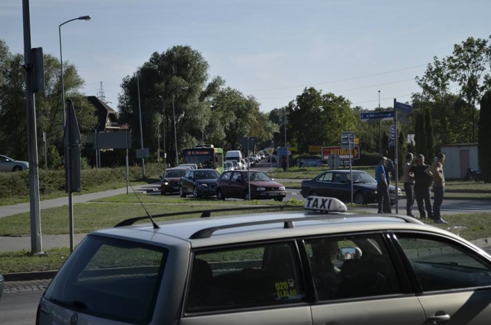 Wypadek przy szpitalu. Poszkodowana ciężarna kobieta
