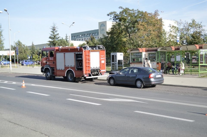 Wypadek przy szpitalu. Poszkodowana ciężarna kobieta